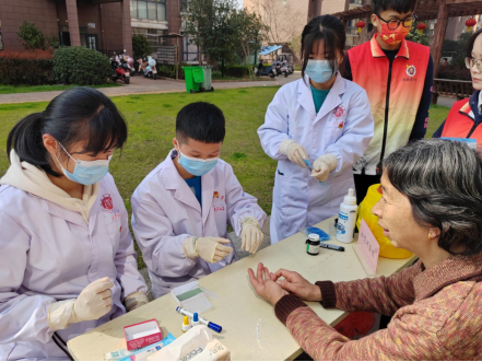 愛在三月學雷鋒，志愿服務暖人心——檢驗醫學院“紅醫薪火行動”（春和景明站）雷鋒月系列活動側記